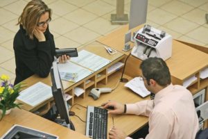 Românii care folosesc conturi bancare de plăți cu servicii de bază vor scăpa de plata anumitor comisioane