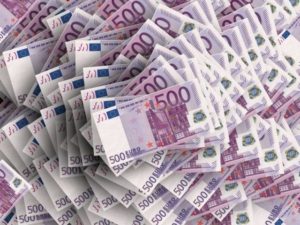 Euro a trecut în piața valutară de 4,90 lei