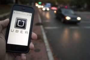 Instanța: Uber concurează neloial taximetriștii. În plus, autorizarea unui taximetrist este complexă și scumpă