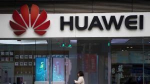 Doi angajaţi Huawei, sancţionaţi de companie pentru că au folosit iPhone ca să transmită felicitări de Anul Nou