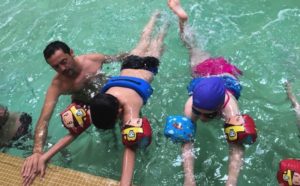 CS Luna Brașov inițiază în acesta lună la nivel județean o campanie de informare despre cum fiecare copil trebuie să învețe să înoate corect