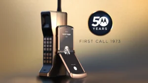 50 de ani de la primul apel de pe un telefon mobil. Dispozitivul cântărea aproape 2 kilograme și avea lungimea de 25 cm
